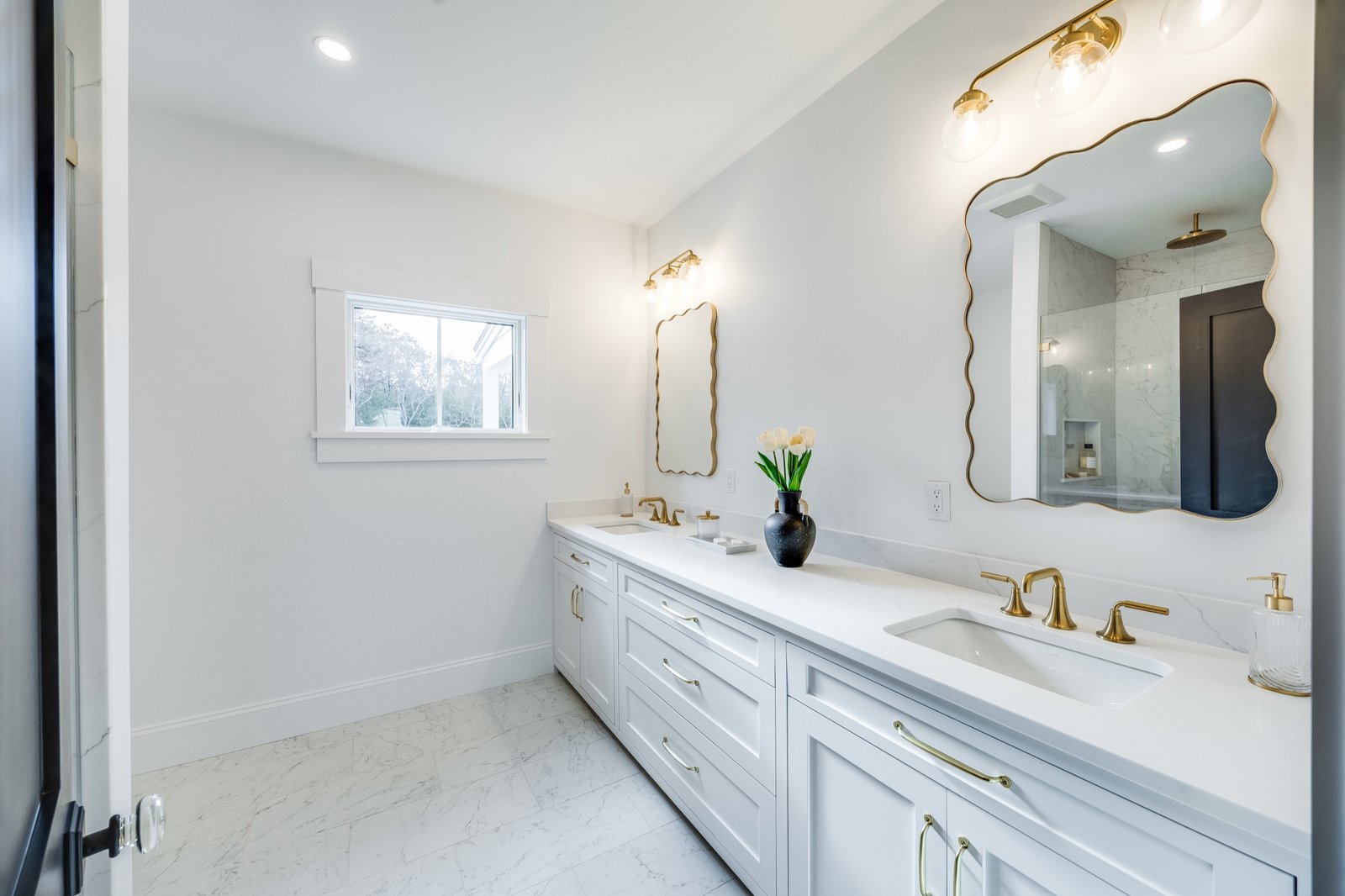 Double vanity bathroom